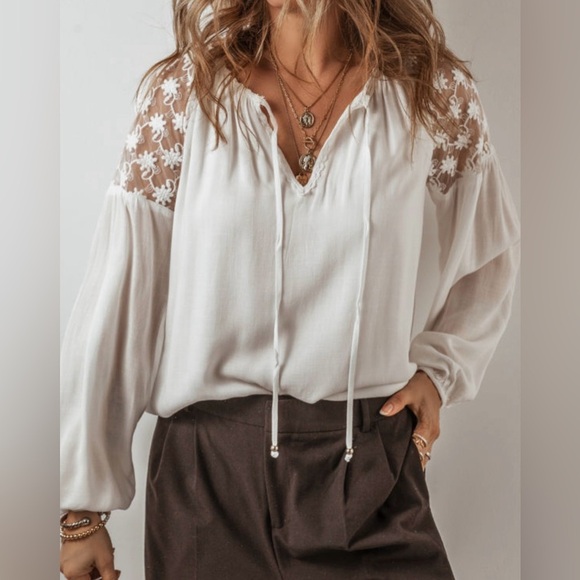 Elegant White Lace Blouse - Picture 3 of 12